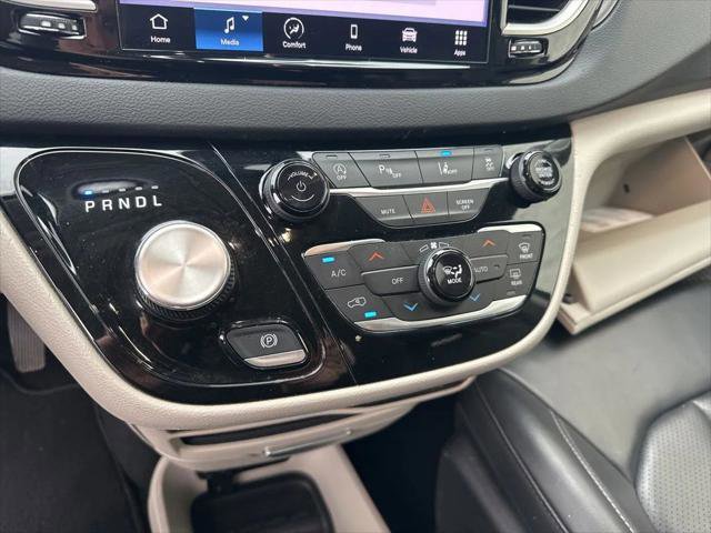 Certified 2023 Chrysler Pacifica Touring-L image 18