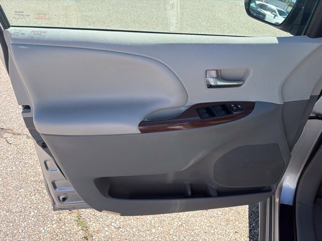 Used 2012 Toyota Sienna XLE w/ Entertainment Pkg FWD image 11