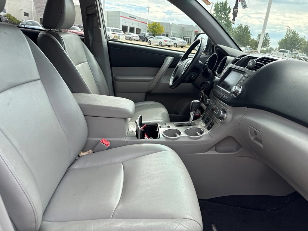 Used 2011 Toyota Highlander SE w/ Tow Pkg AWD/4WD image 16