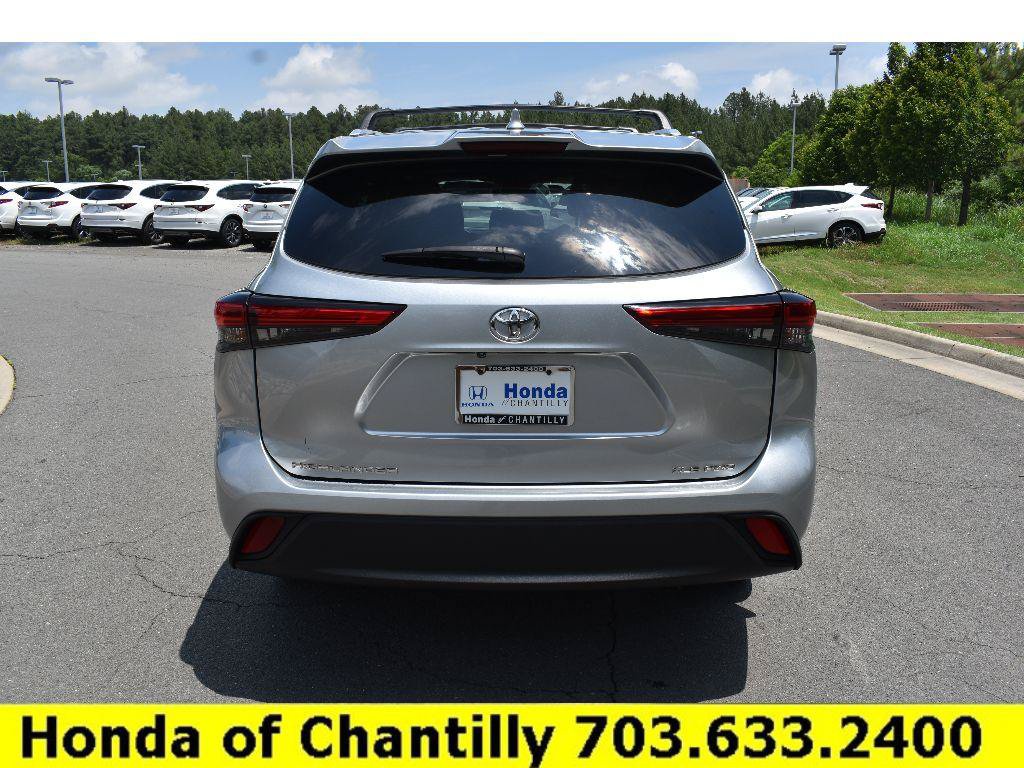 Used 2022 Toyota Highlander XLE AWD/4WD image 6