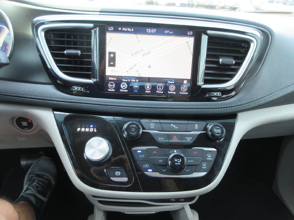 Used 2020 Chrysler Pacifica Limited FWD image 32