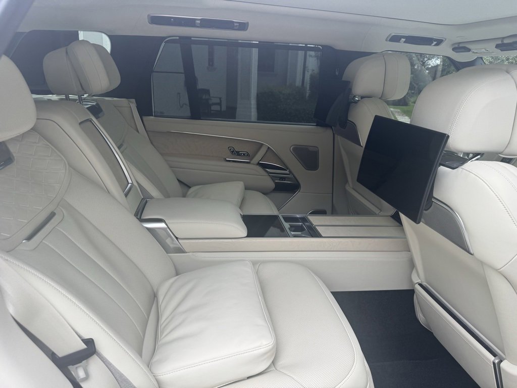 Used 2025 Land Rover Range Rover SV image 15