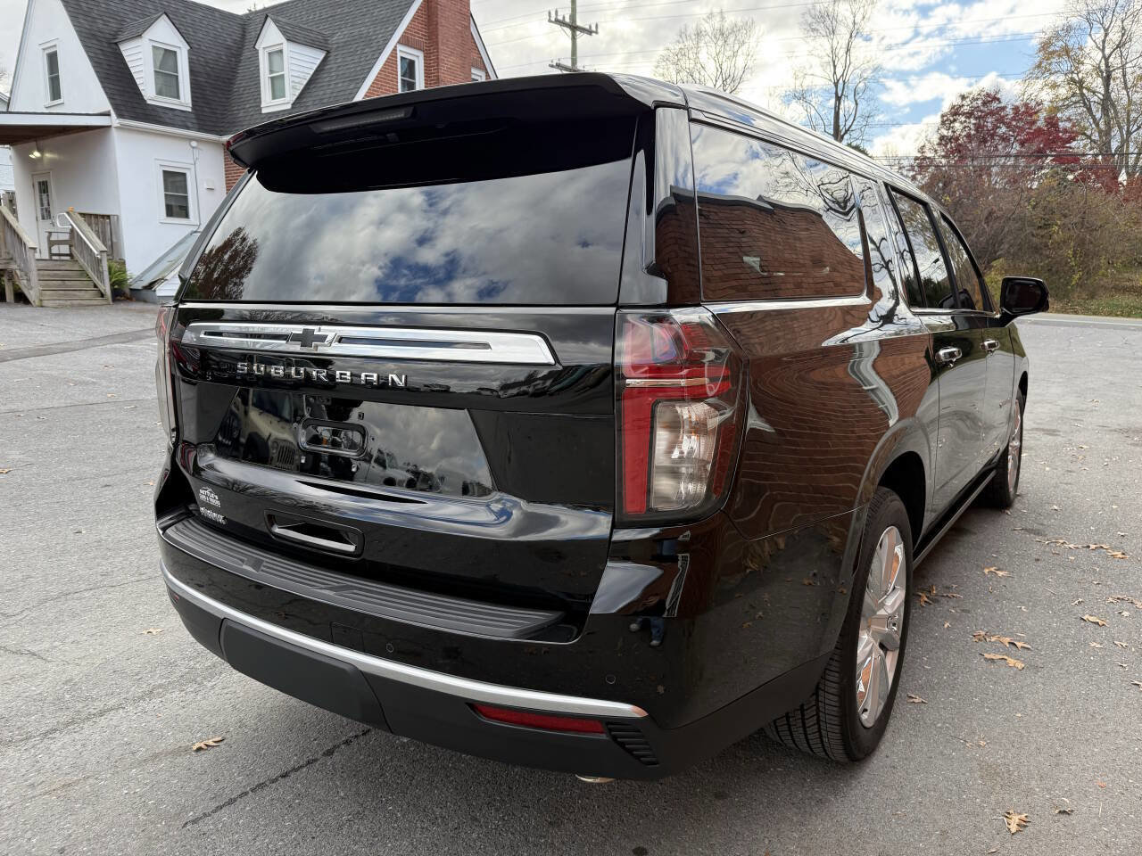 Used 2024 Chevrolet Suburban High Country image 5