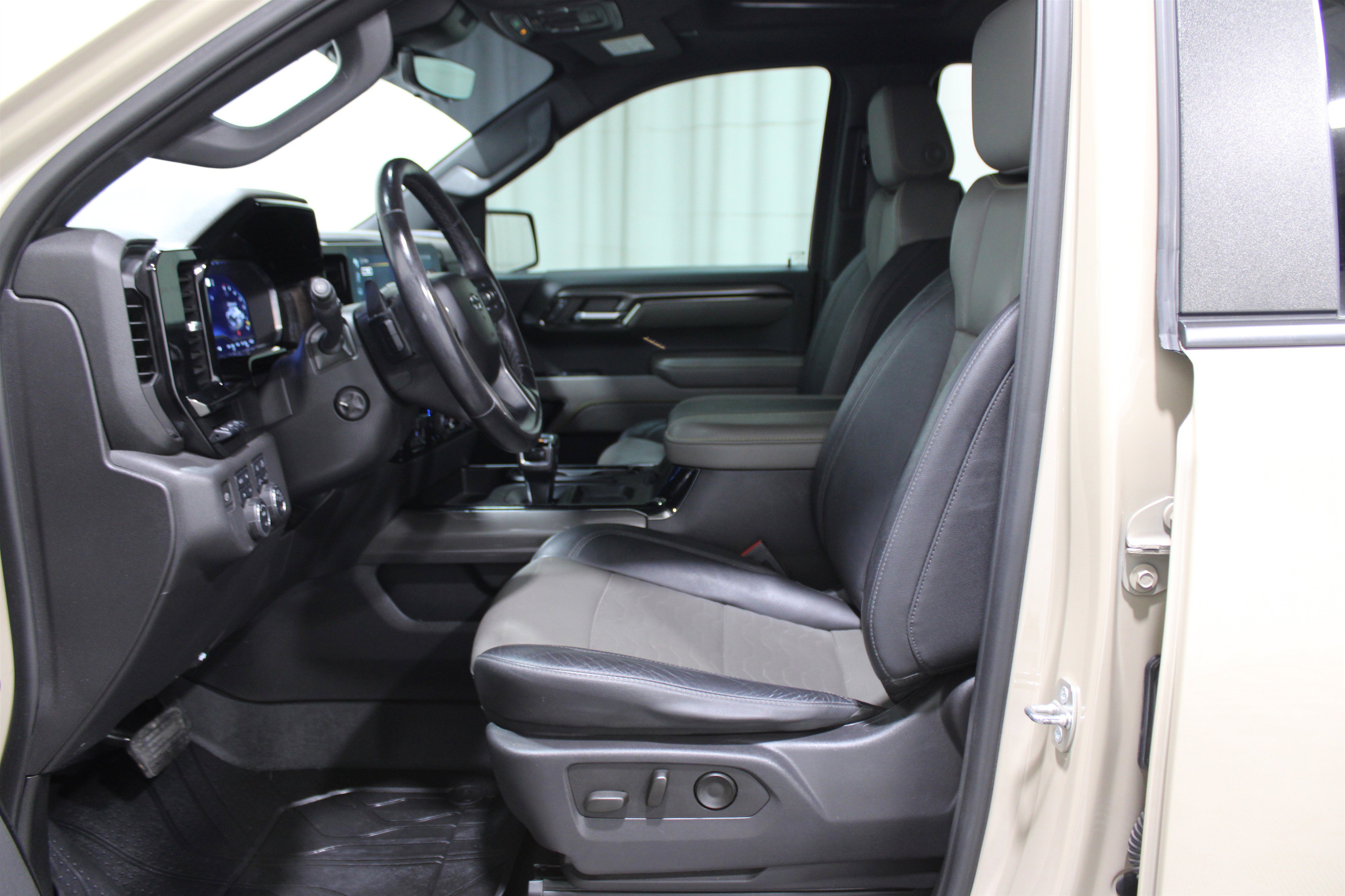 Used 2023 Chevrolet Silverado 1500 ZR2 image 3