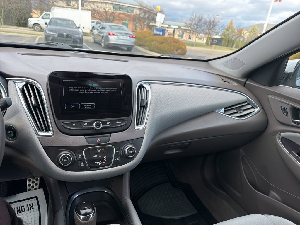 Used 2017 Chevrolet Malibu LT image 24