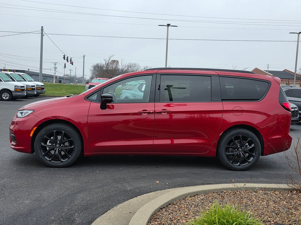 New 2026 Chrysler Pacifica Limited image 9