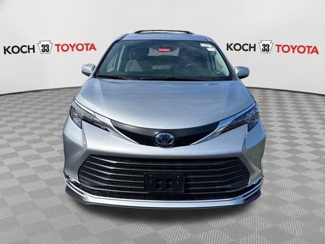 Used 2024 Toyota Sienna XLE w/ XLE Plus Package AWD/4WD image 2
