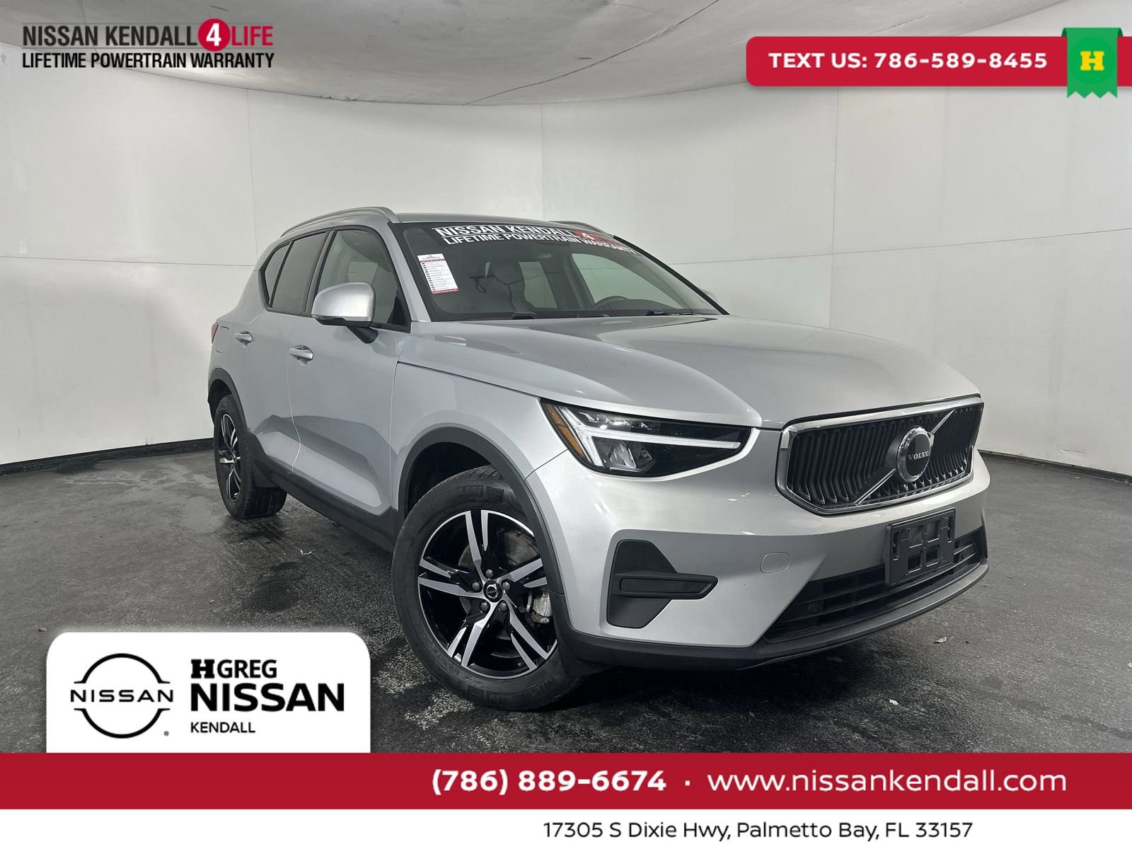 Used 2023 Volvo XC40 B5 Core image 1