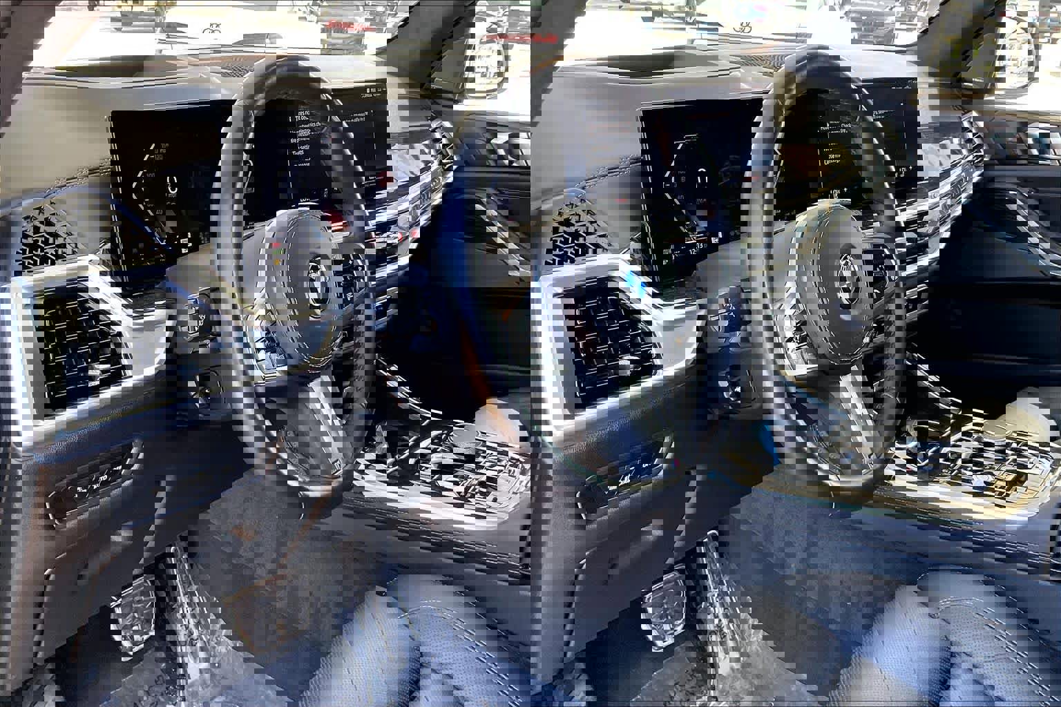 Used 2025 BMW X7 xDrive40i w/ M Sport Package image 18