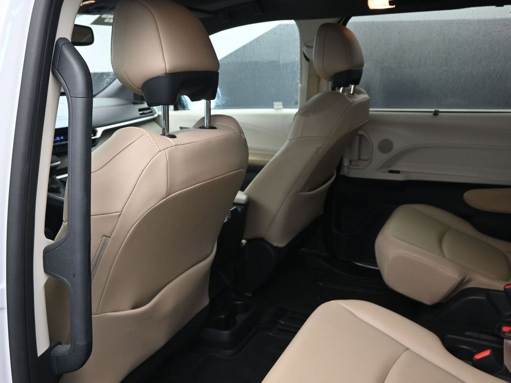 Used 2021 Toyota Sienna XLE image 21