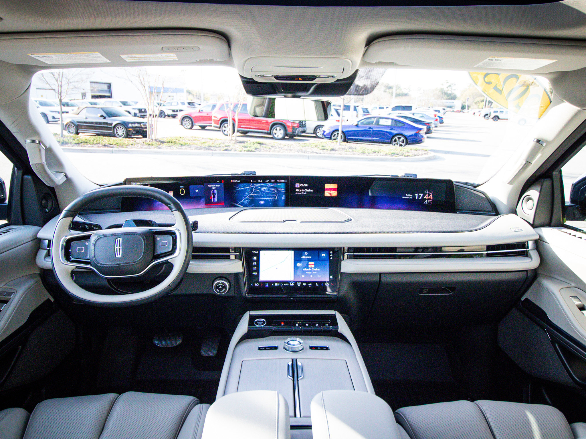 Used 2025 Lincoln Navigator Reserve image 30