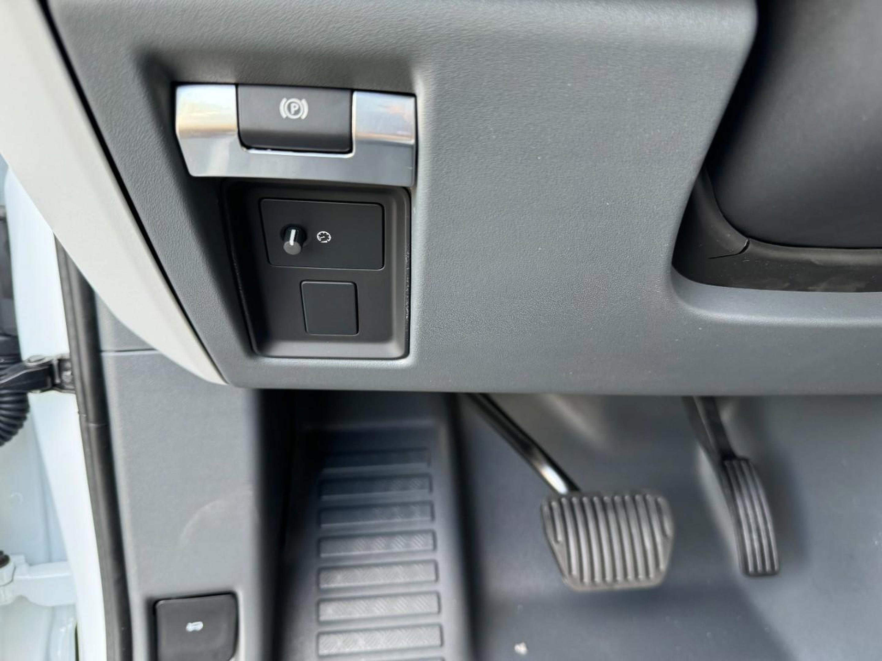 Certified 2025 Land Rover Defender 130 X-Dynamic SE image 31