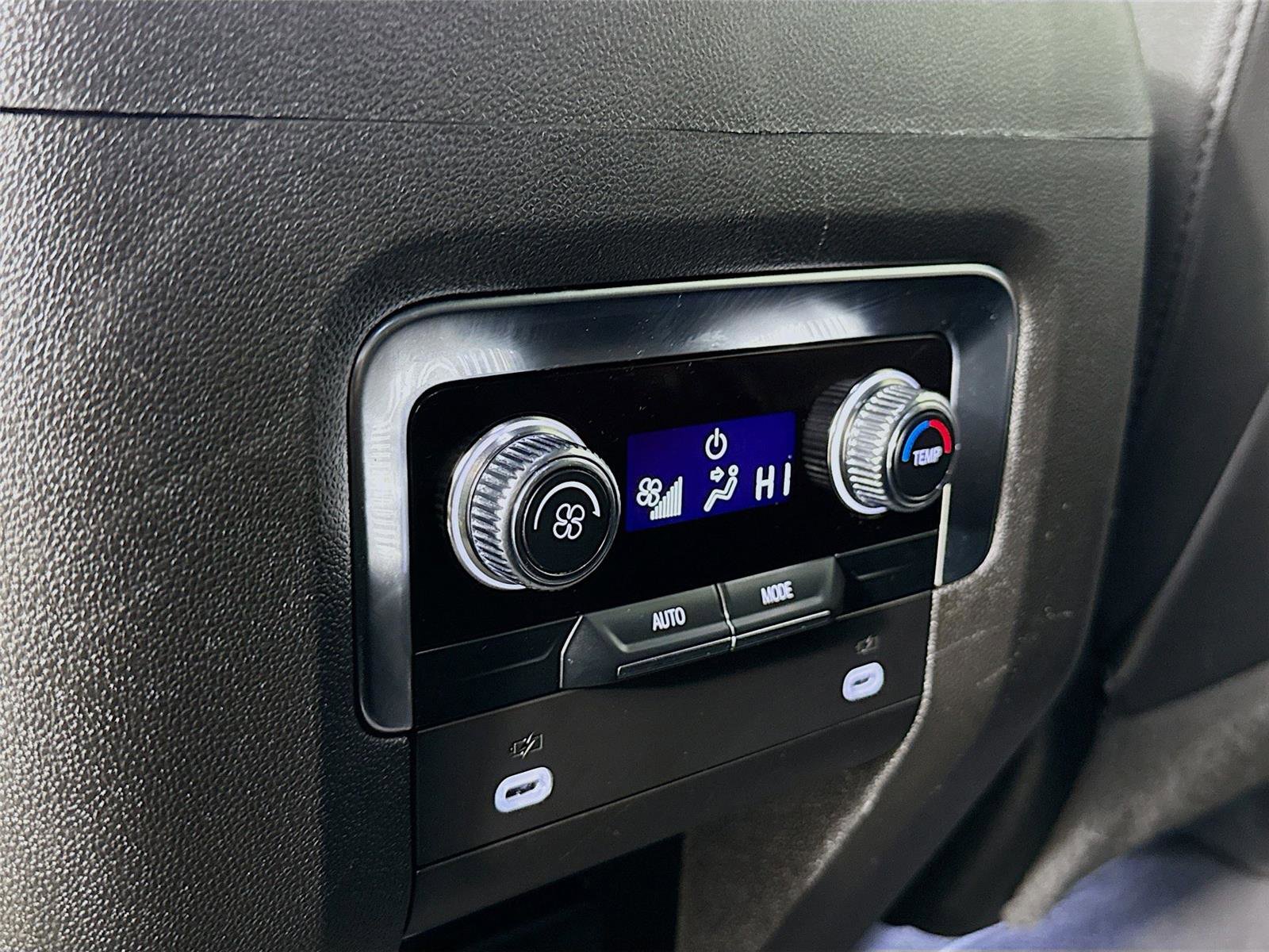 Used 2024 GMC Yukon SLT image 25