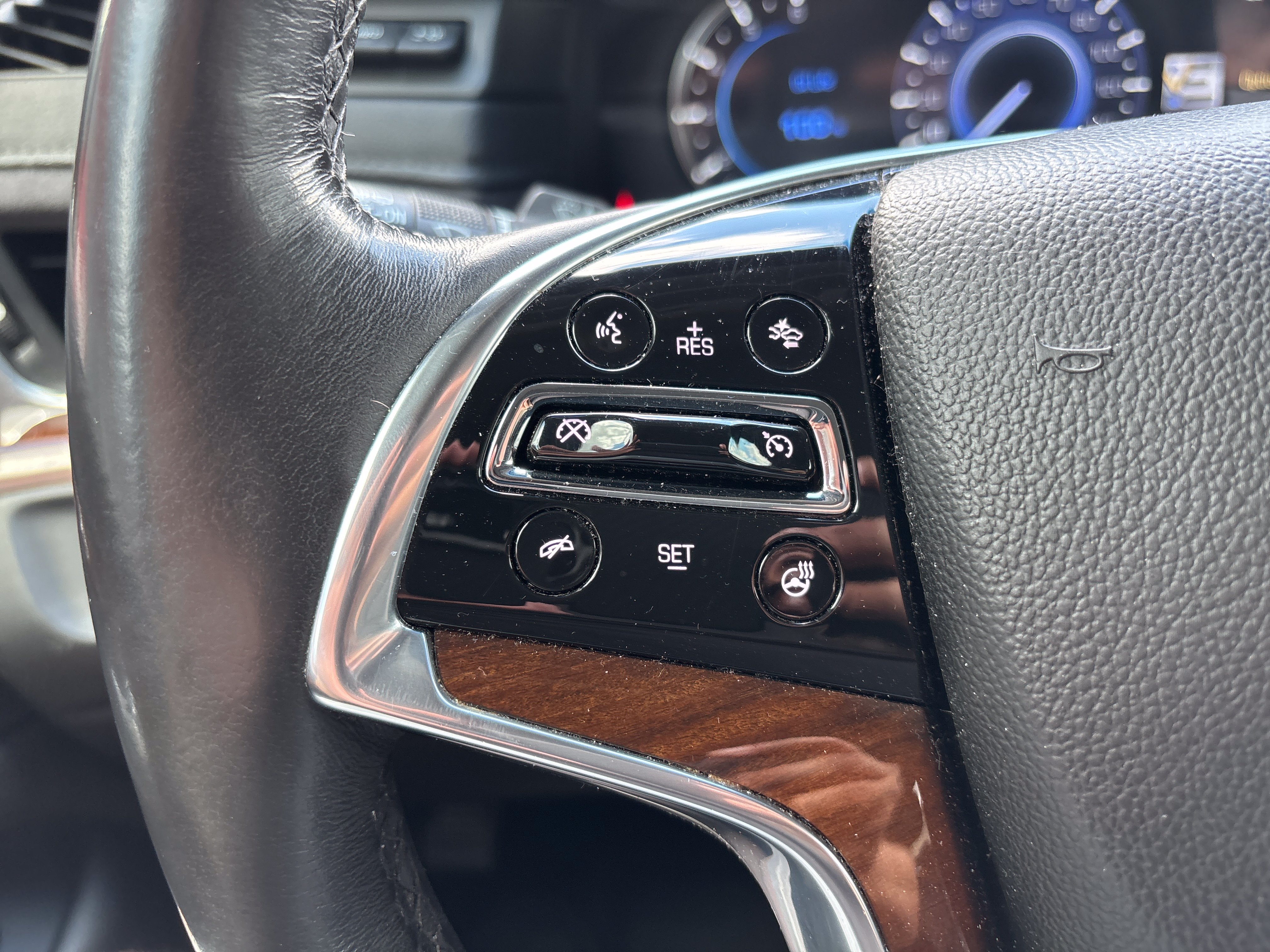 Used 2019 Cadillac Escalade ESV Luxury w/ Escalade Sport Edition AWD/4WD image 20