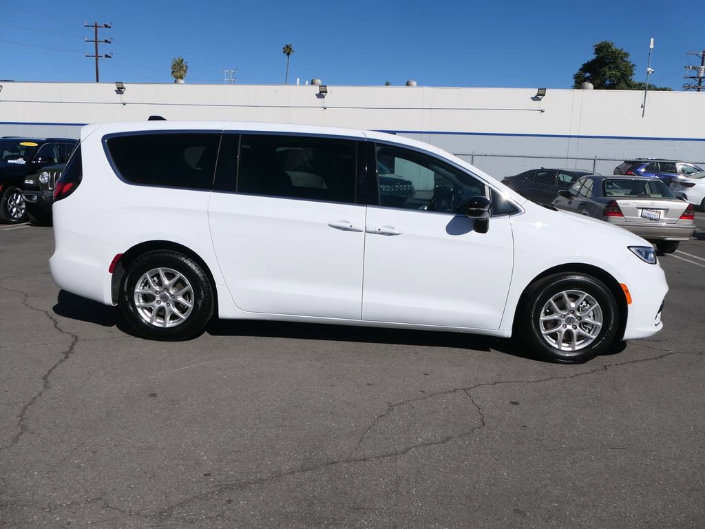 Used 2024 Chrysler Pacifica Touring image 3