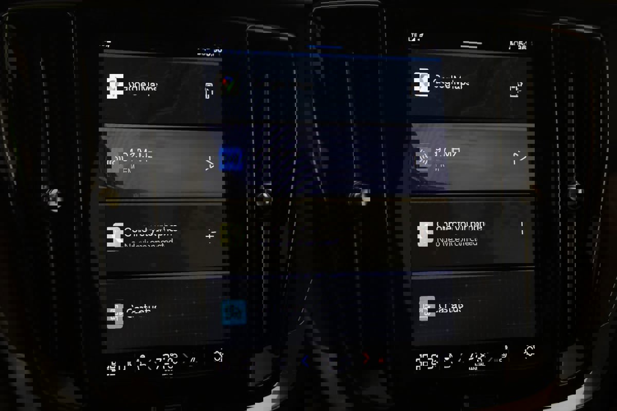 Used 2024 Volvo V60 B5 Cross Country Plus image 32