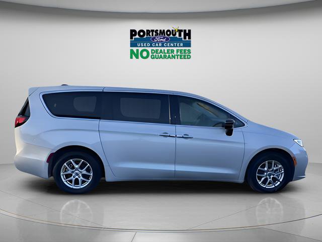 Used 2024 Chrysler Pacifica Touring-L image 7