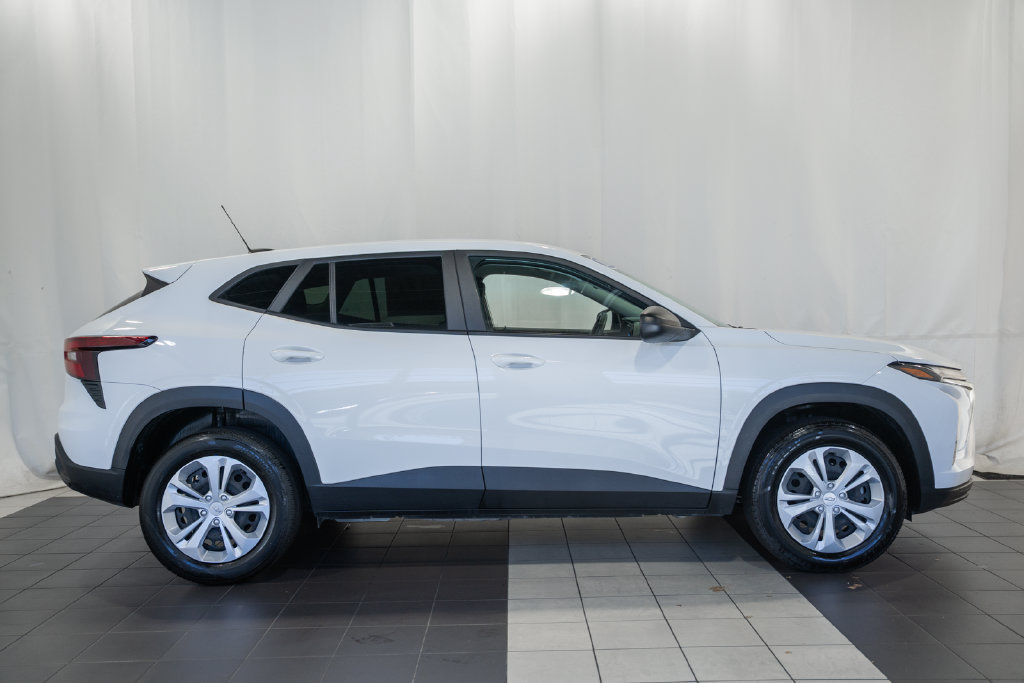 Used 2025 Chevrolet Trax LS FWD image 3