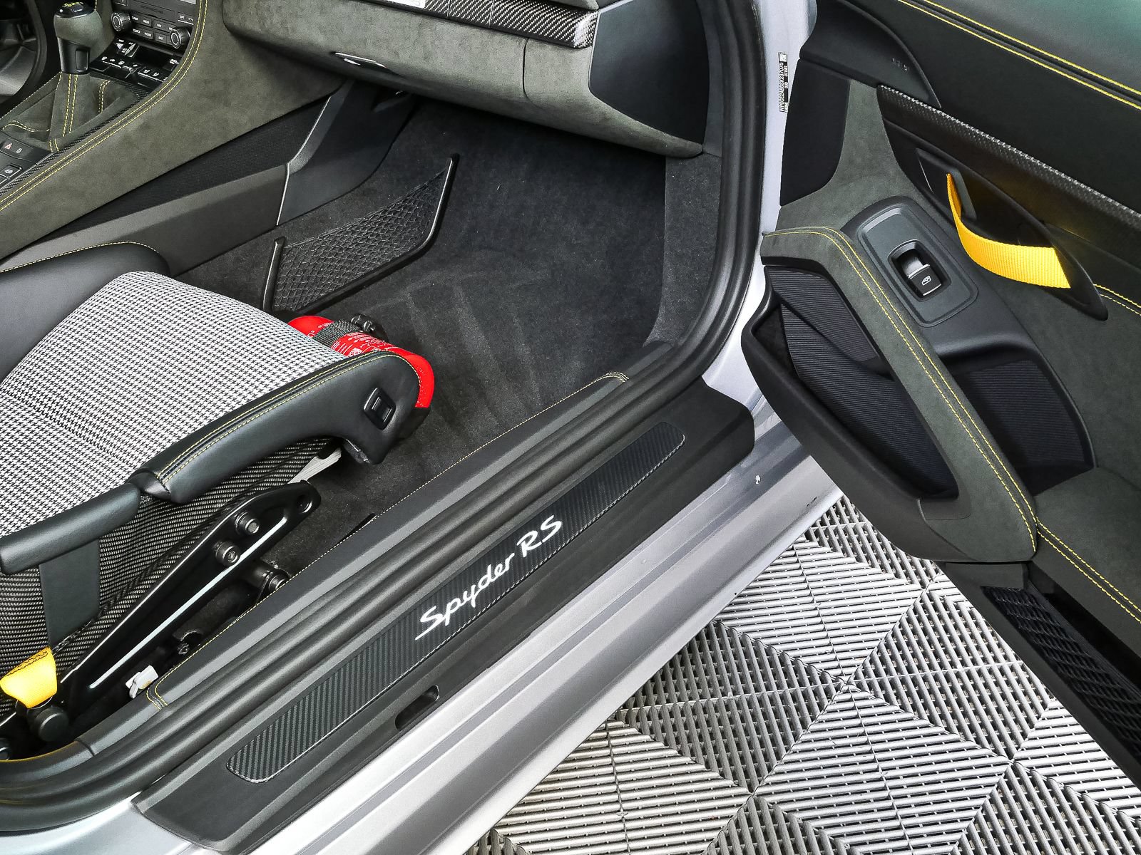 Certified 2025 Porsche 718 Boxster Spyder RS RWD image 22