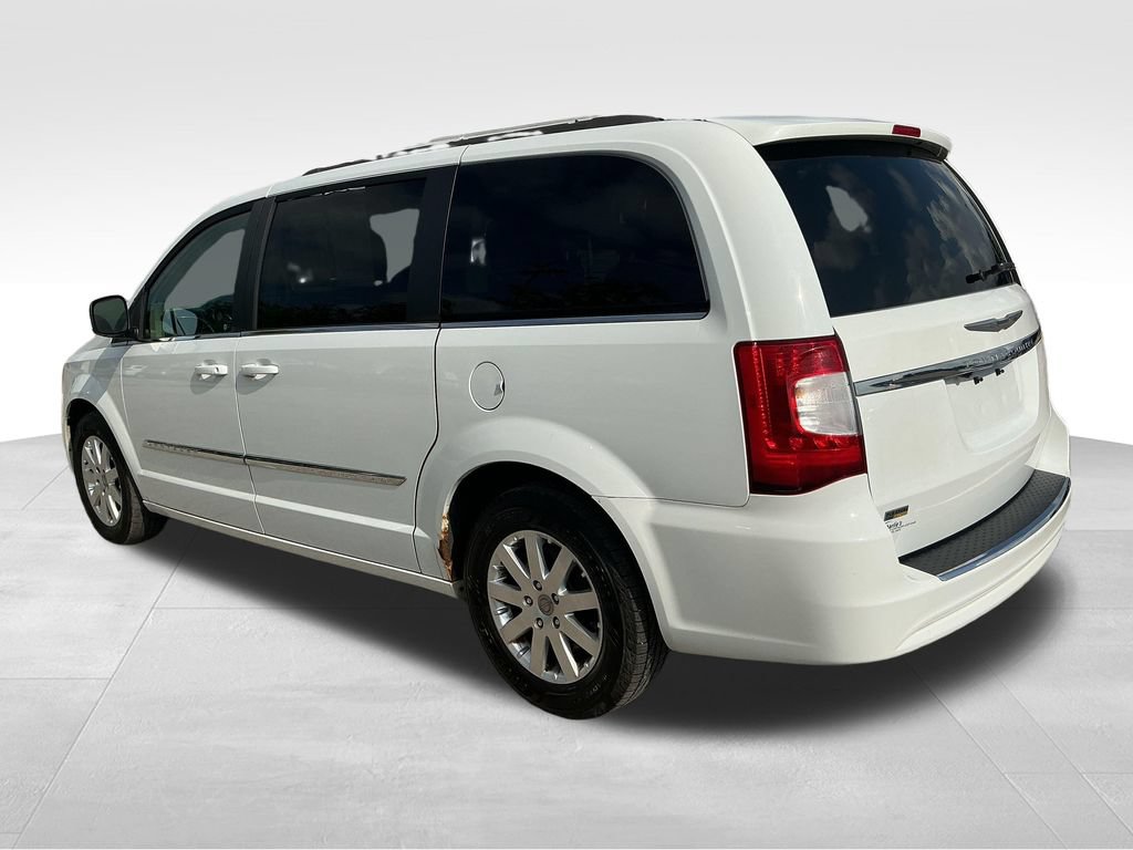 Used 2015 Chrysler Town & Country Touring FWD image 4