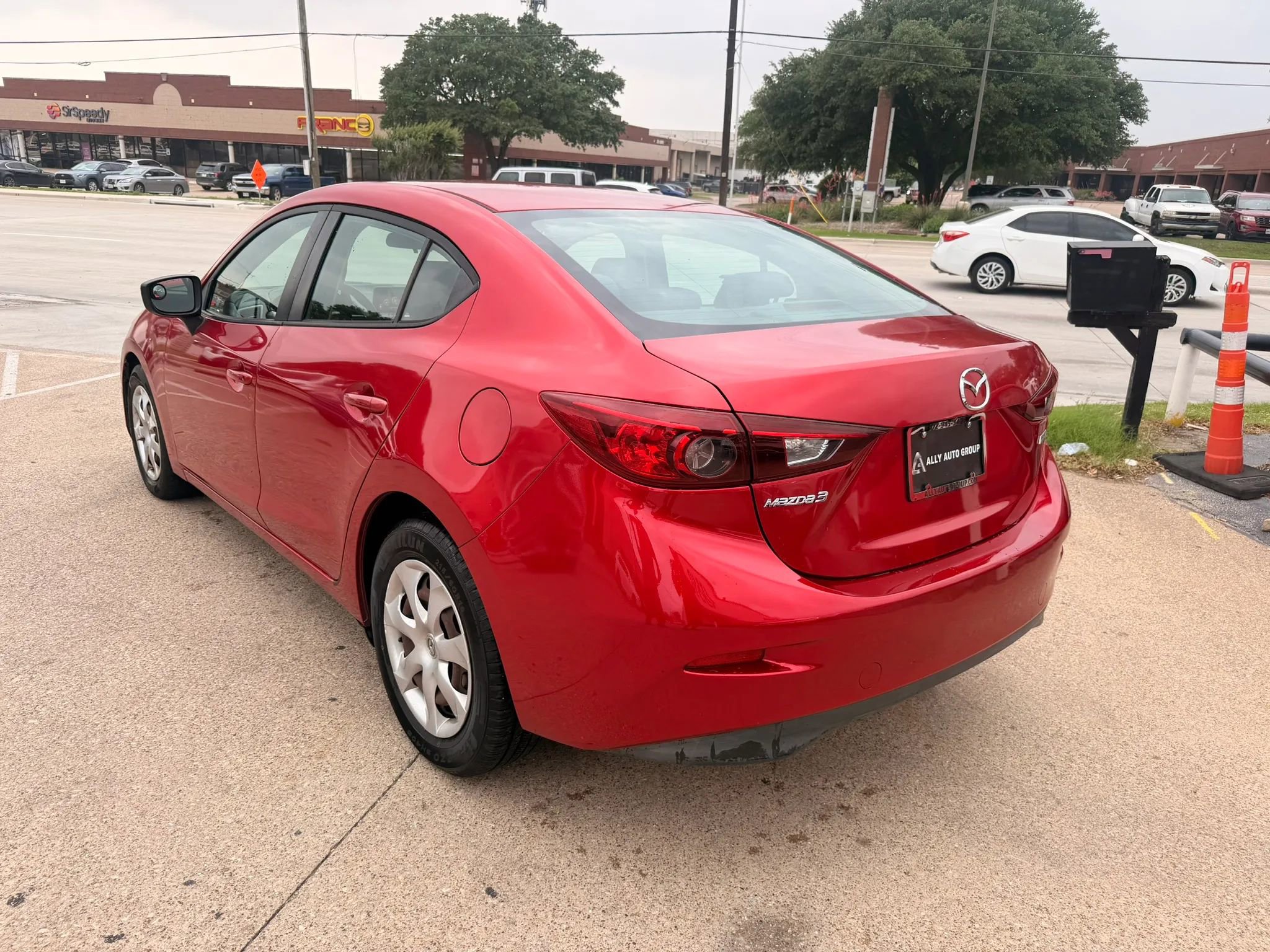 Used 2017 MAZDA MAZDA3 Sport FWD image 3