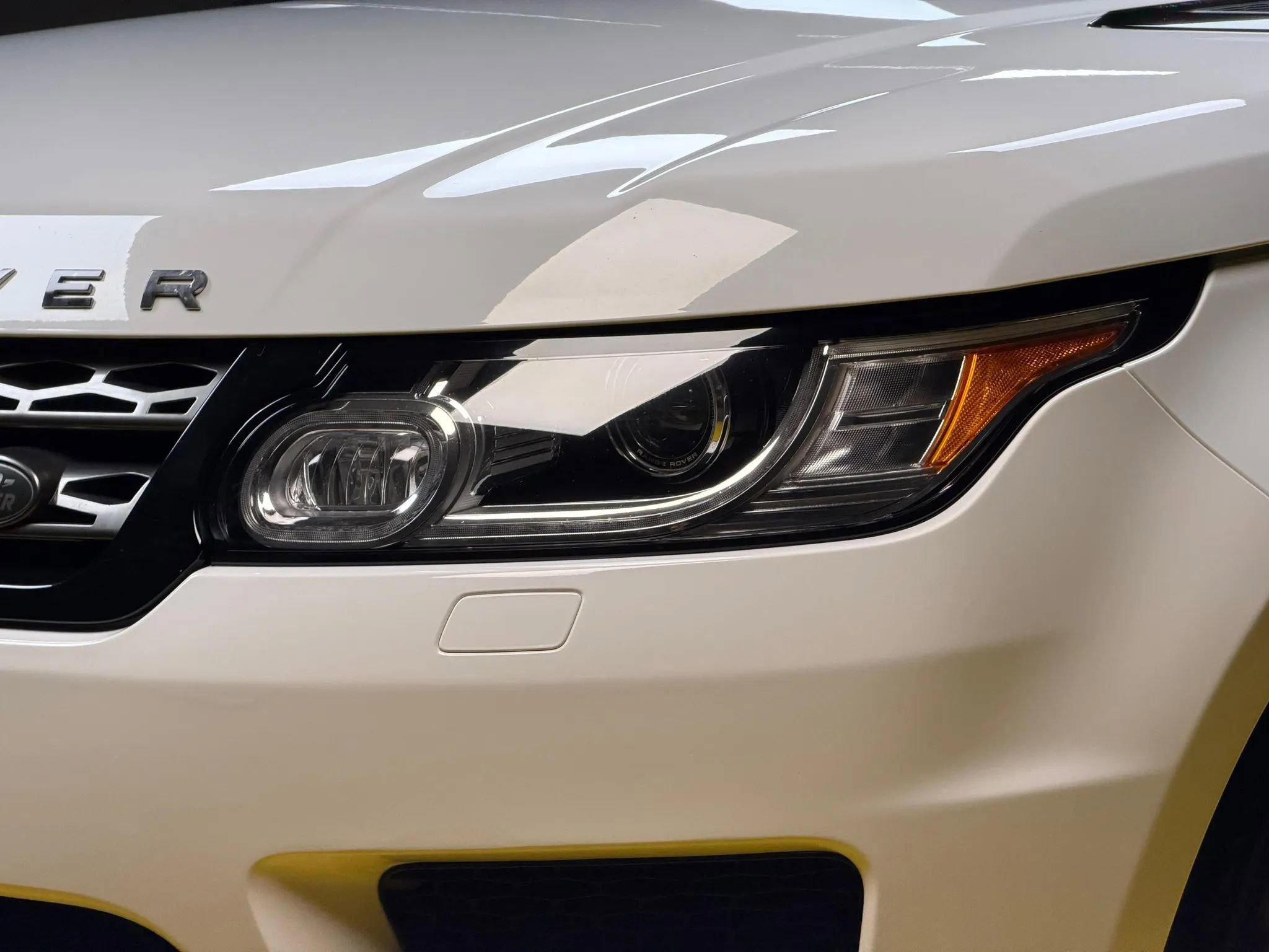 Used 2014 Land Rover Range Rover Sport SE image 18