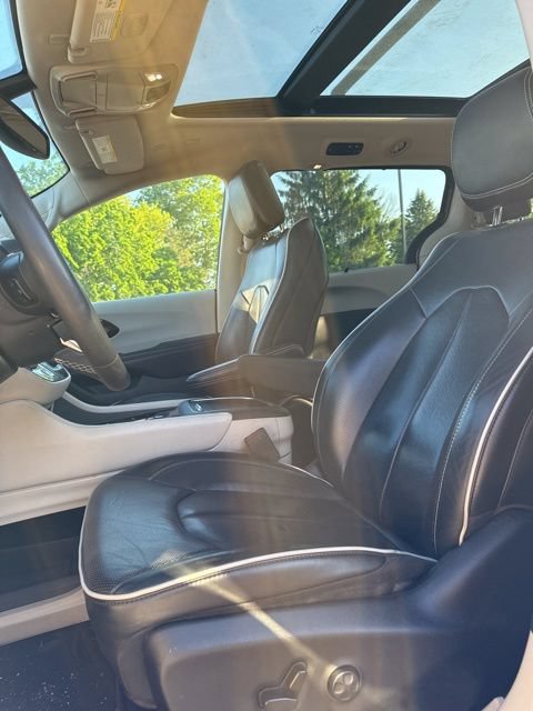 Used 2023 Chrysler Pacifica Limited FWD image 9