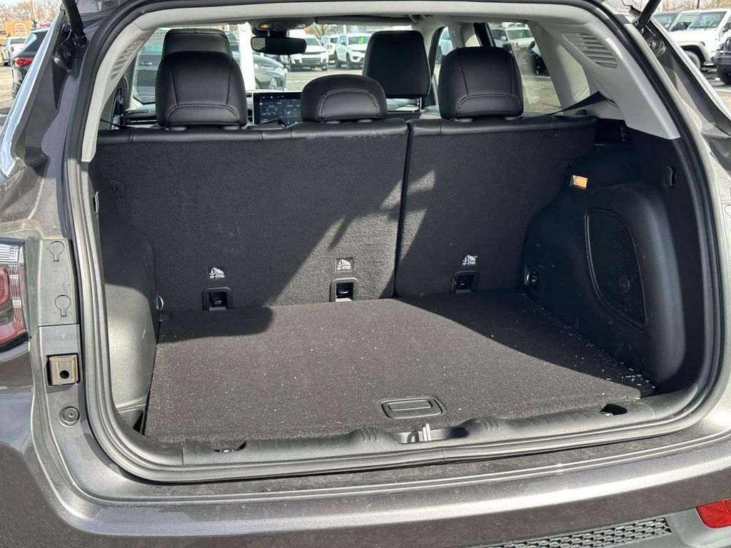 Used 2022 Jeep Compass Latitude w/ Sun and Sound Group image 11