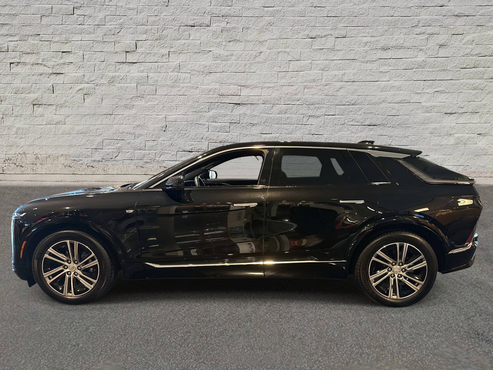 New 2025 Cadillac Lyriq Luxury image 2