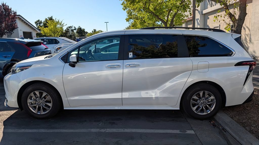 Used 2025 Toyota Sienna XLE w/ XLE Plus Package AWD/4WD image 2