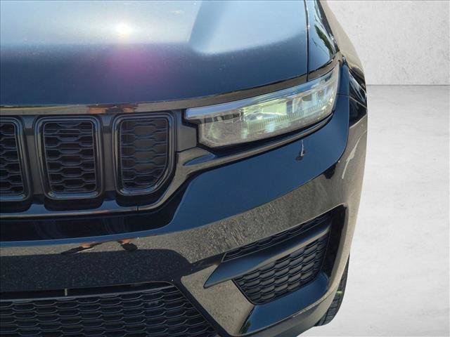 Used 2025 Jeep Grand Cherokee Altitude RWD image 9
