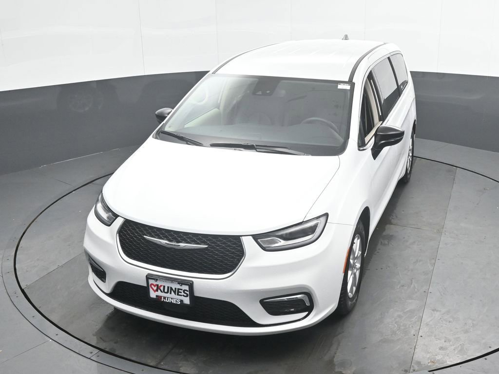 Used 2024 Chrysler Pacifica Touring-L FWD image 36