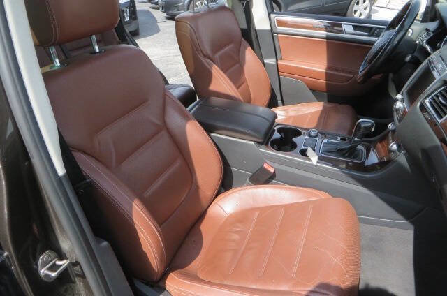 Used 2016 Volkswagen Touareg Sport AWD/4WD image 30