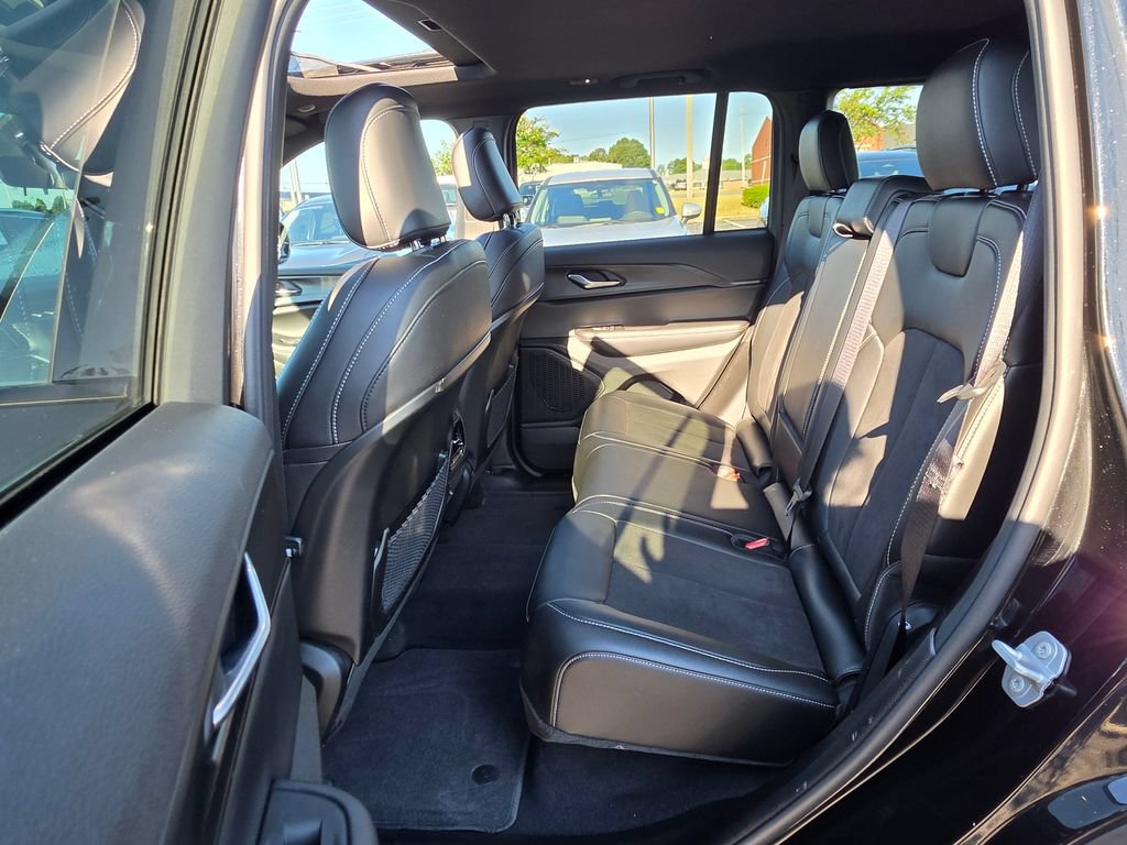 Used 2025 Jeep Grand Cherokee Altitude AWD/4WD image 31