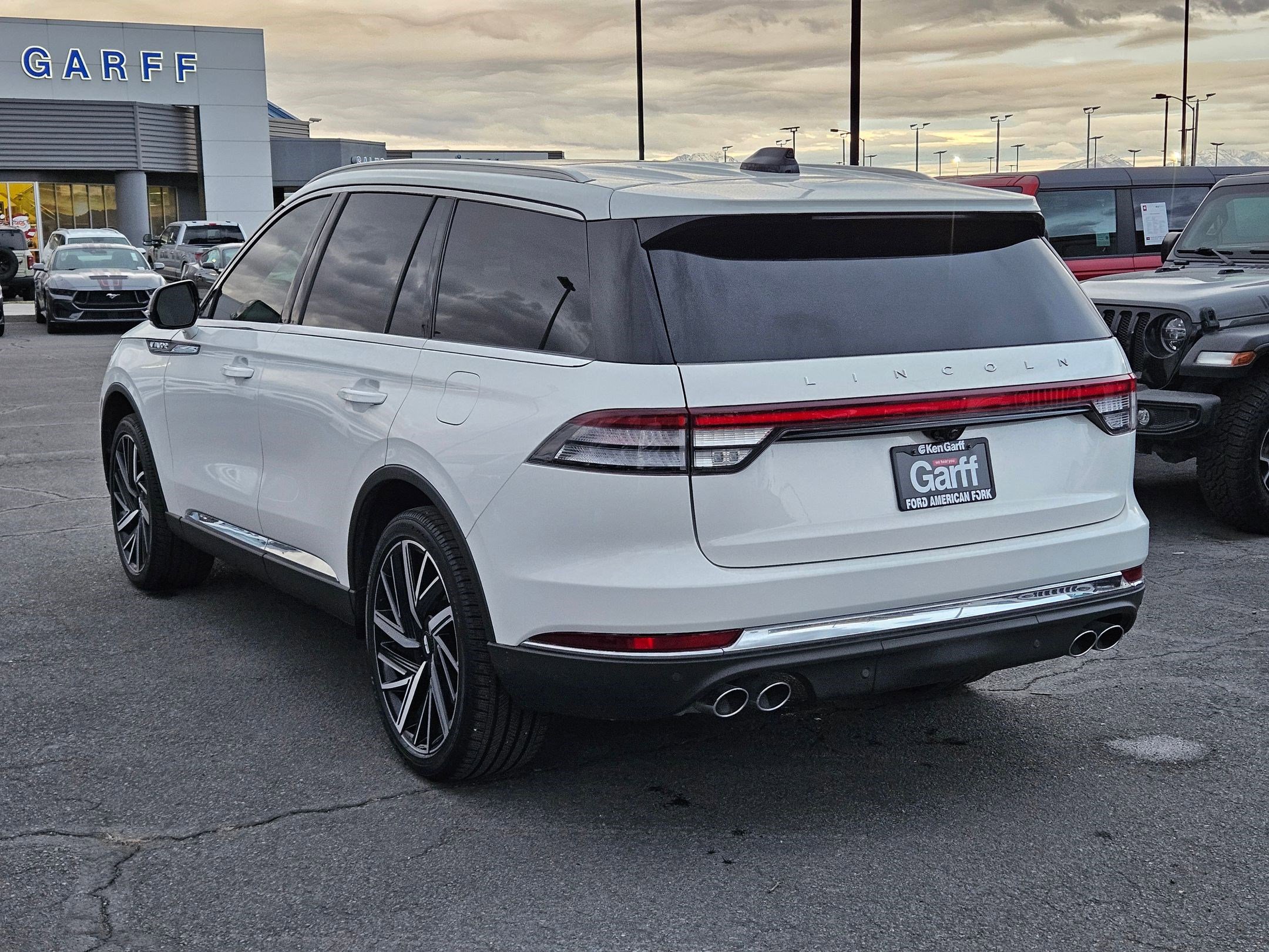 Used 2025 Lincoln Aviator Reserve w/ Equipment Group 201A image 9