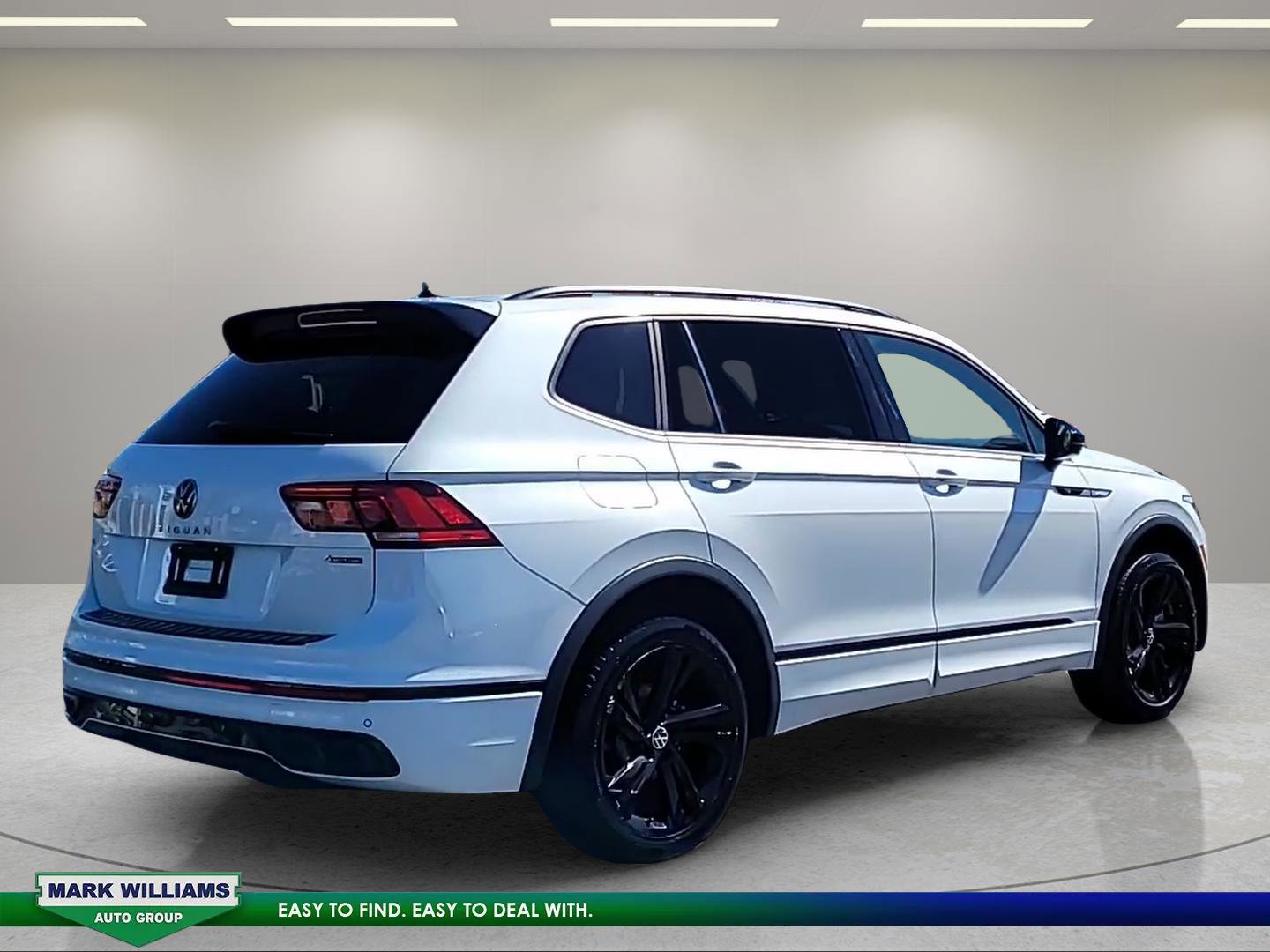 Used 2024 Volkswagen Tiguan SE R-Line AWD/4WD image 4