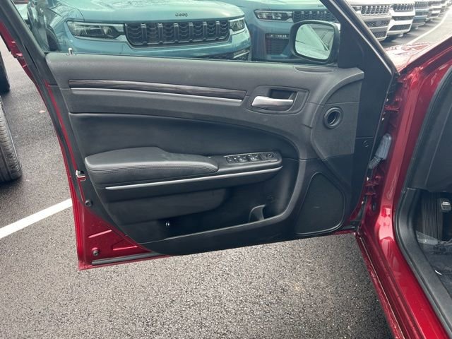 Used 2021 Chrysler 300 Touring w/ Chrome Appearance Package image 4