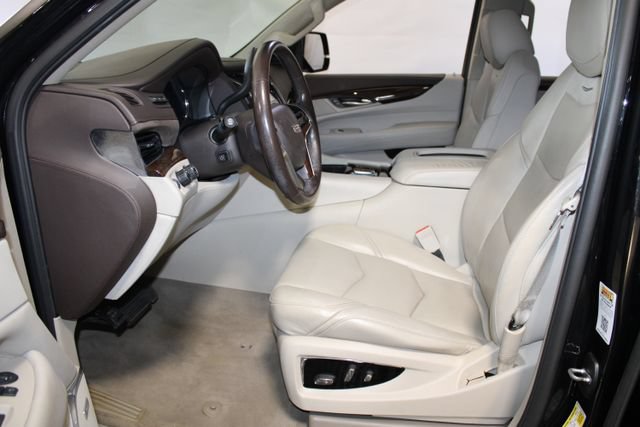 Used 2017 Cadillac Escalade Luxury AWD/4WD image 6