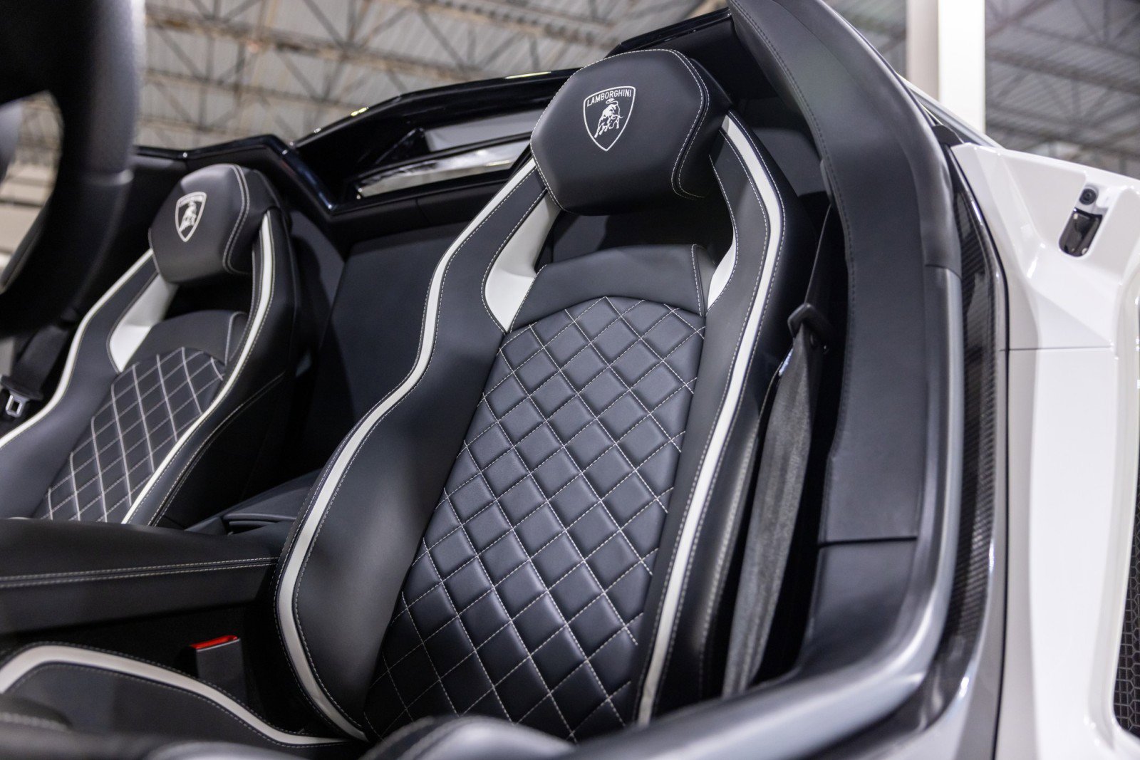 Used 2019 Lamborghini Aventador S image 45