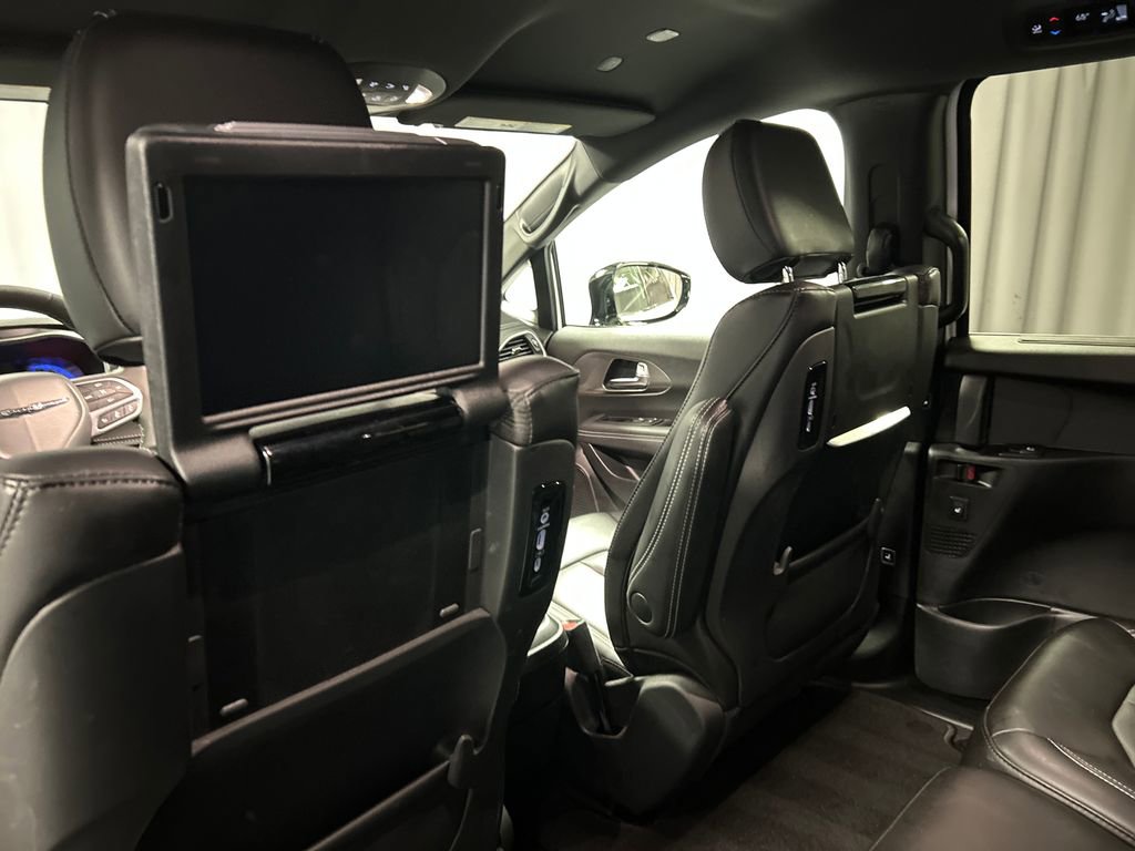 Used 2025 Chrysler Pacifica Select w/ Uconnect Theater Family Group image 25