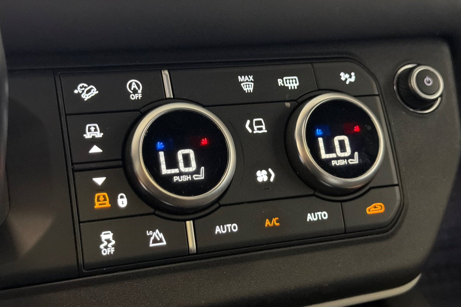 Used 2023 Land Rover Defender 130 X-Dynamic SE AWD/4WD image 18