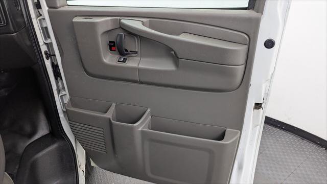 Used 2015 Chevrolet Express 3500 RWD image 18