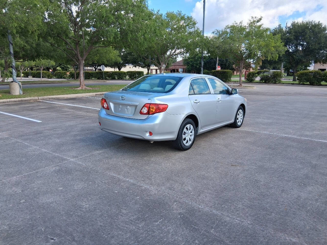 Used 2010 Toyota Corolla LE FWD image 6
