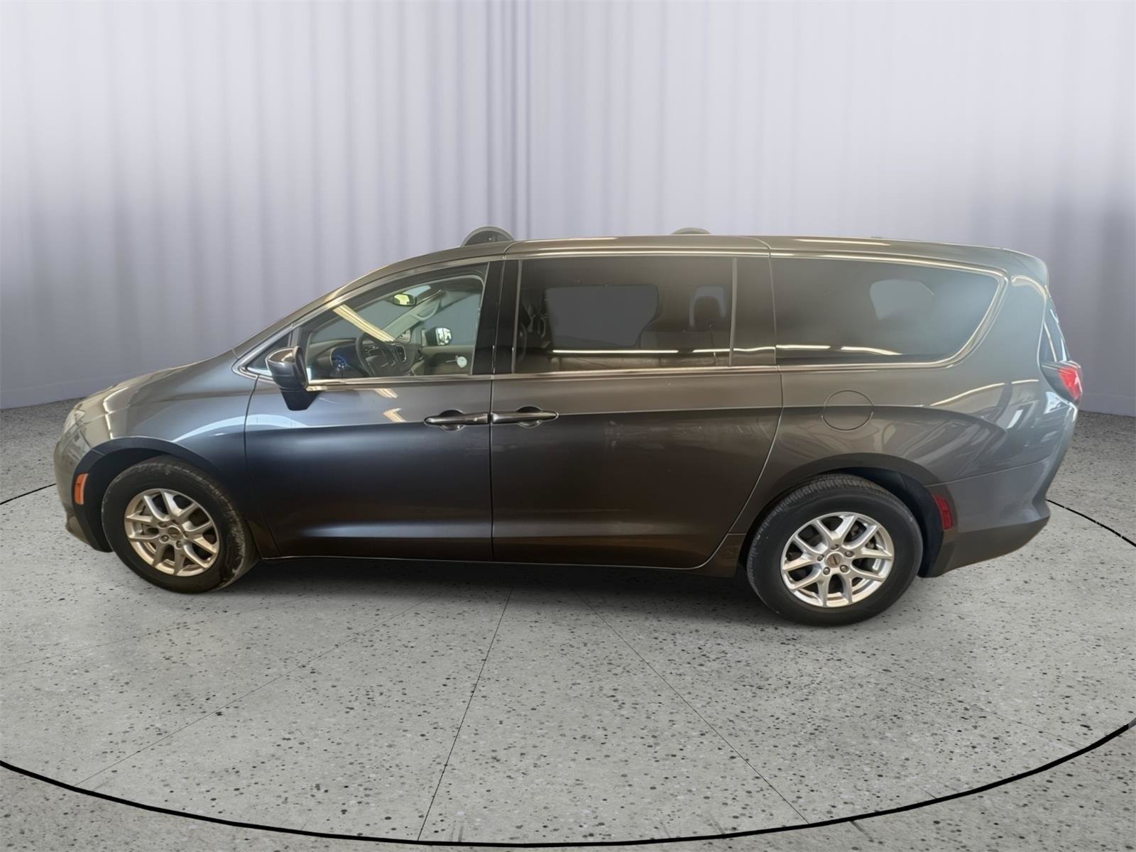 Used 2023 Chrysler Voyager LX FWD image 2