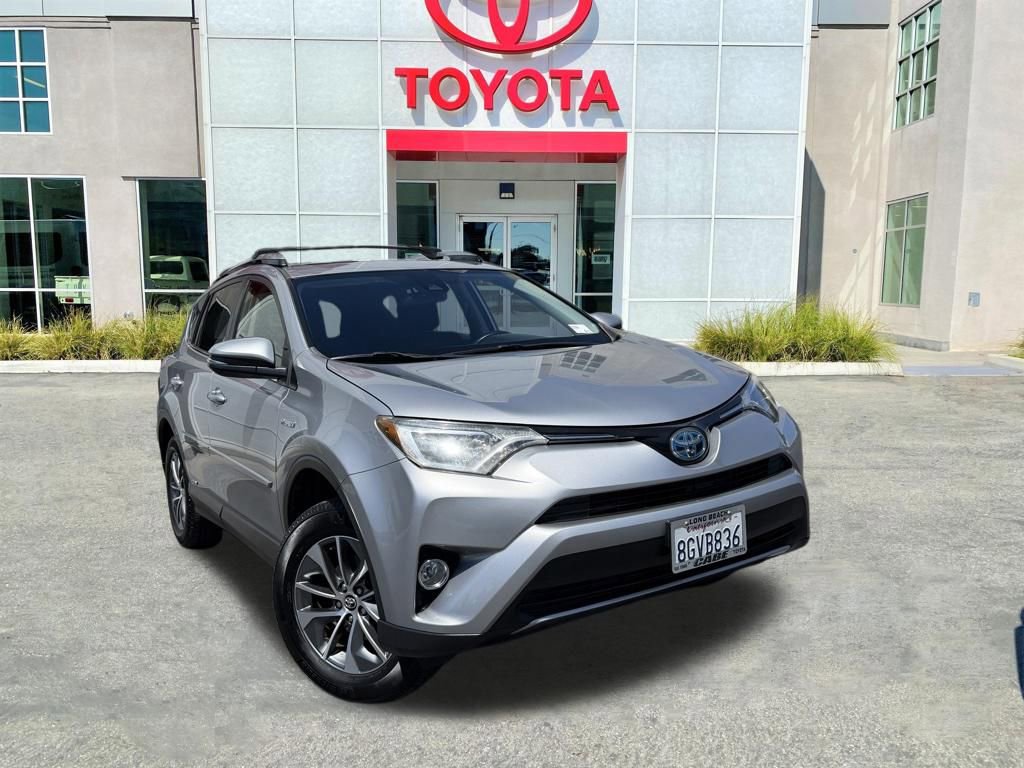 Used 2018 Toyota RAV4 XLE AWD/4WD image 2