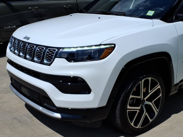 Certified 2025 Jeep Compass Limited w/ Elite Group AWD/4WD image 9