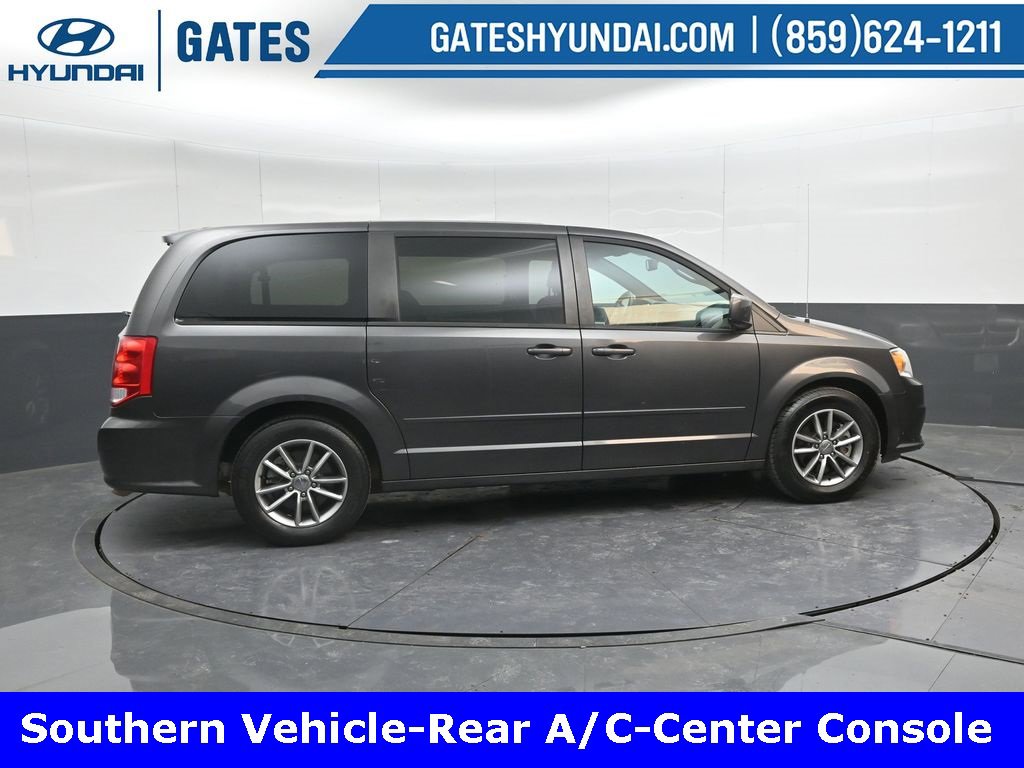 Used 2016 Dodge Grand Caravan SE image 3