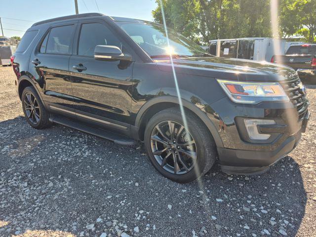 Used 2017 Ford Explorer XLT w/ XLT Appearance Package AWD/4WD image 4