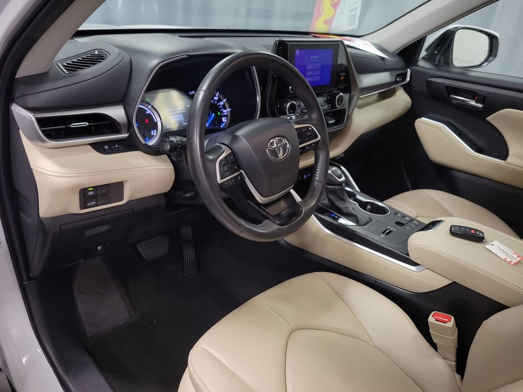 Used 2024 Toyota Highlander XLE AWD/4WD image 13