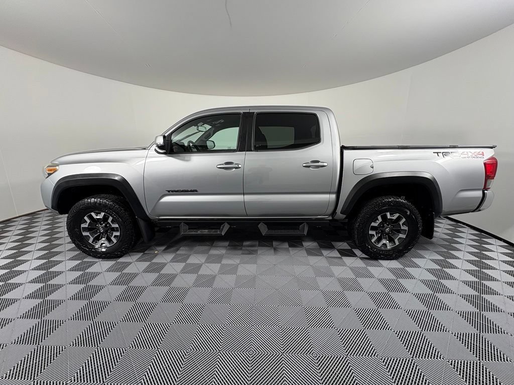 Used 2017 Toyota Tacoma TRD Off-Road w/ Tow Package (A/T) AWD/4WD image 12